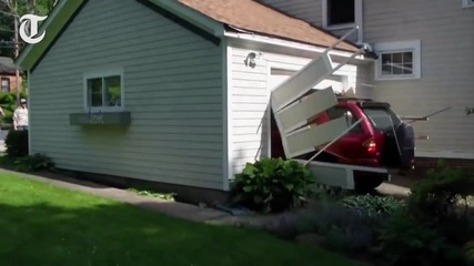 Дядо разби вратата на гараж с колата си