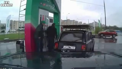 Руснак танцува в бензиностанцията до като зарежда !!! Смях