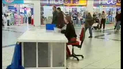Скрита камера - змея в мола