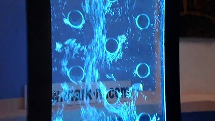 Ромоляща вихрова стъклена водна стена