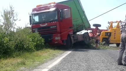 Пътна помощ изважда камион с бира