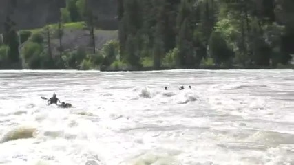 Шакира едва не удави Пике в река !