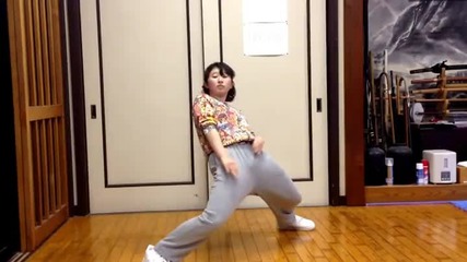 Гъвкаво момиче танцува попинг (dubstep)