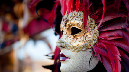Кои известни личности носят венецианските маски?