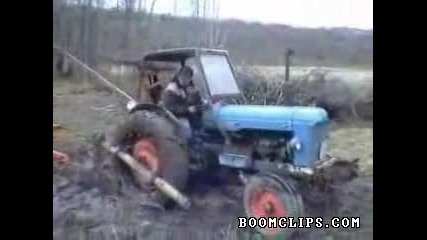 Руснак с трактор излиза от калта 