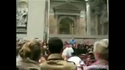Луда жена атакува папата! - Смях 