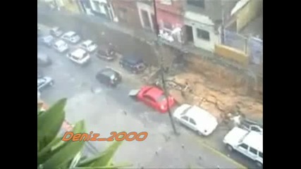 Две коли са смачкани от стена.