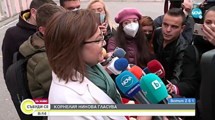 Корнелия Нинова гласува