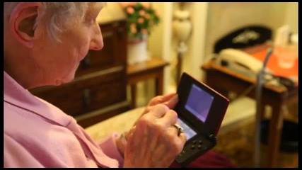 100 годишна баба играе на Нинтендо всеки ден
