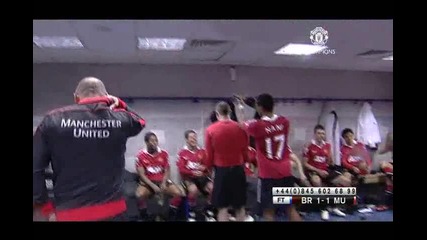 В съблекалнята на Манчестър Юнайтед празнуват титлата