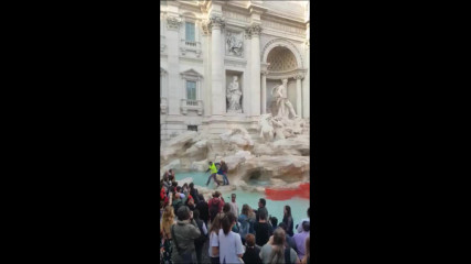 Художник-рецидивист оцвети в червено фонтана Треви в Рим