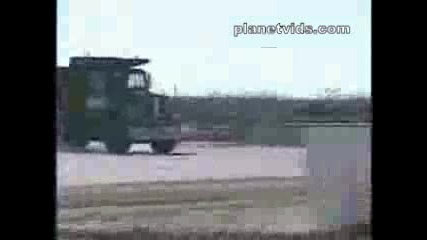 Камион - Удар В Стена !