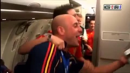 Радостта на Испанците в самолета Celebracion de Pepe Reina Superloco en el avion con la Seleccion! 