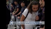 Стотици гръцки служители занесоха кошници с храна на финансовия министър в знак на протест