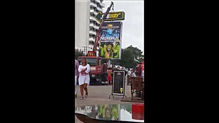 Огромен билборд прелетя над главите на туристи в Слънчев бряг