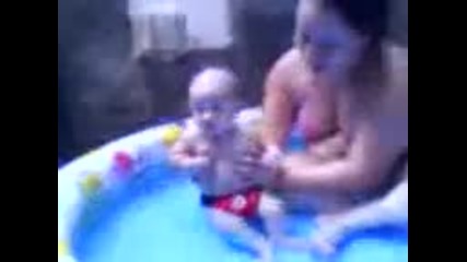 Къпане на бебче