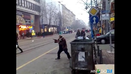 Луд терорист на улицата Смях!