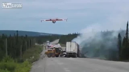 Самолет гаси пожар