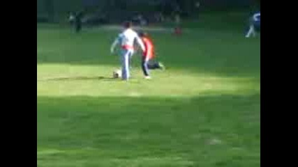 Светльо и Румяна играят футбол на Пчелина.3gp