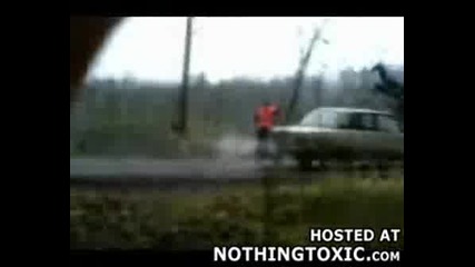Кола Блъска Мъж