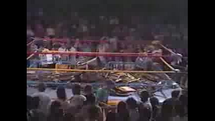Ecw Фенове затрупват целият ринг със столове ( Цялото )