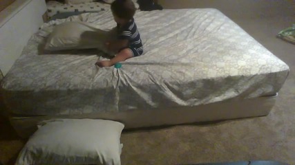 Сладко и умно бебе слага възглавници на пода преди да слезе от леглото!