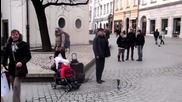 Бебе в количка направи дует с уличен музикант