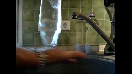 Водно торнадо в бутилка