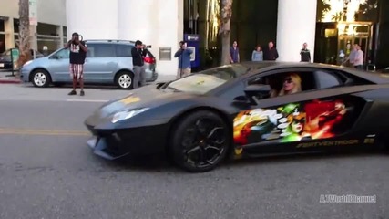 Блондинка ядосва Lamborghini Aventador !