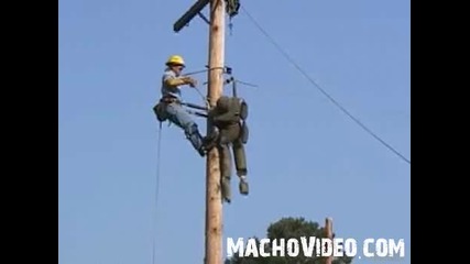 Електротехник пада от 40 метров стълб