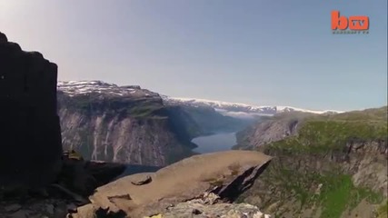 Смелчага седи на ръба на дълбока пропаст