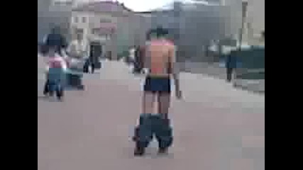 Най - Тъпия Човек В Света ходи гол