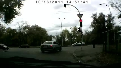И този не го слуша главата
