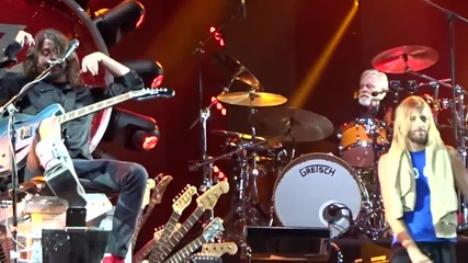 Foo Fighters ft. John Paul Jones & Roger Taylor - Under Pressure ( Live Milton Keynes 2015)