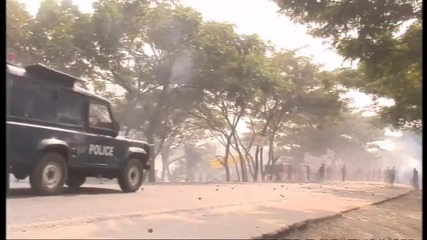 Атакуват Полицията в Бангладеж Тъжно! 