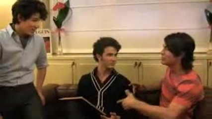 Jonas Brothers се лигавят... Отново