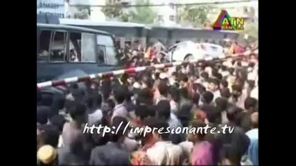 Влак премазва автобус 