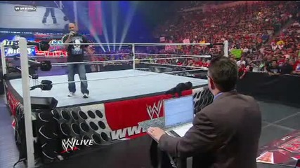 Стив Остин унищожава лаптопа на анонимния главен мениджър на Raw