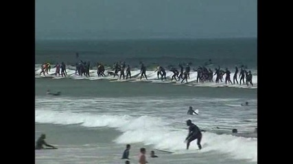 Над 100 сърфисти яхнаха вълна по едно и също време 