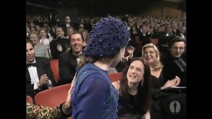 Anna Paquin печели Best Supporting Actress for The Piano 