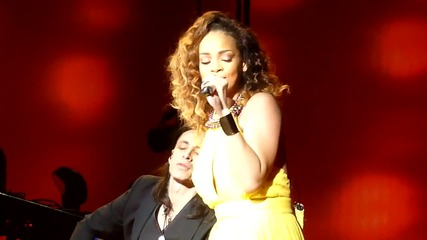 Rihanna - Hate that I love you (live)