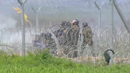 Сблъсъци между полиция и мигранти в Идомени