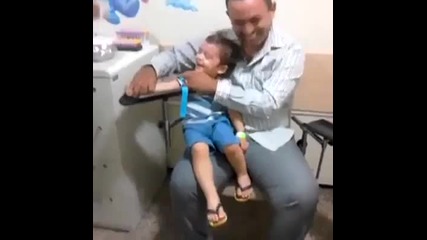 Хлапе се смее докато му бият инжекция!