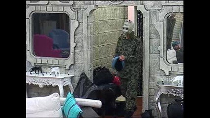 Big Brother /2012/ - Дими с противогаз, Стойка се смее