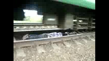 Луди руснаци лягат под влак... 