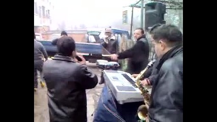 на прасе пред блока оркестър цигани драма в Стара Загора