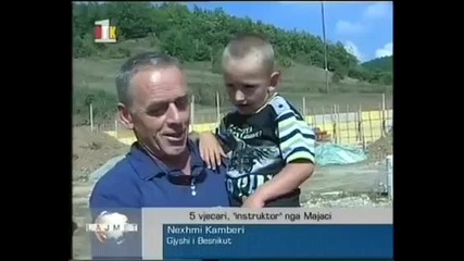 Невероятно 5 годишно момче без проблем управлява багер