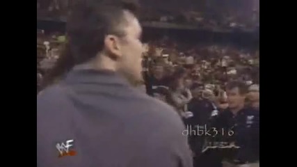 Stone Cold Steve Austin напада The Undertaker 