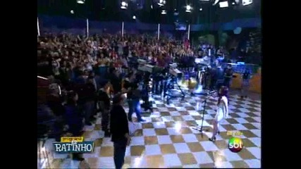 Dulce Maria canta Inevitable en programa Ratinho