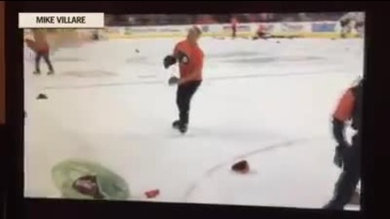 Възрастна жена захвърля сутиена си на хокей мач!